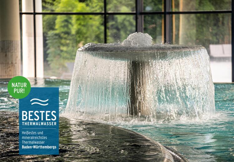 Sprudelnder Thermalwasserbrunnen im Innenbereich der Caracalla Therme Baden-Baden mit Auszeichnung „Bestes Thermalwasser“.